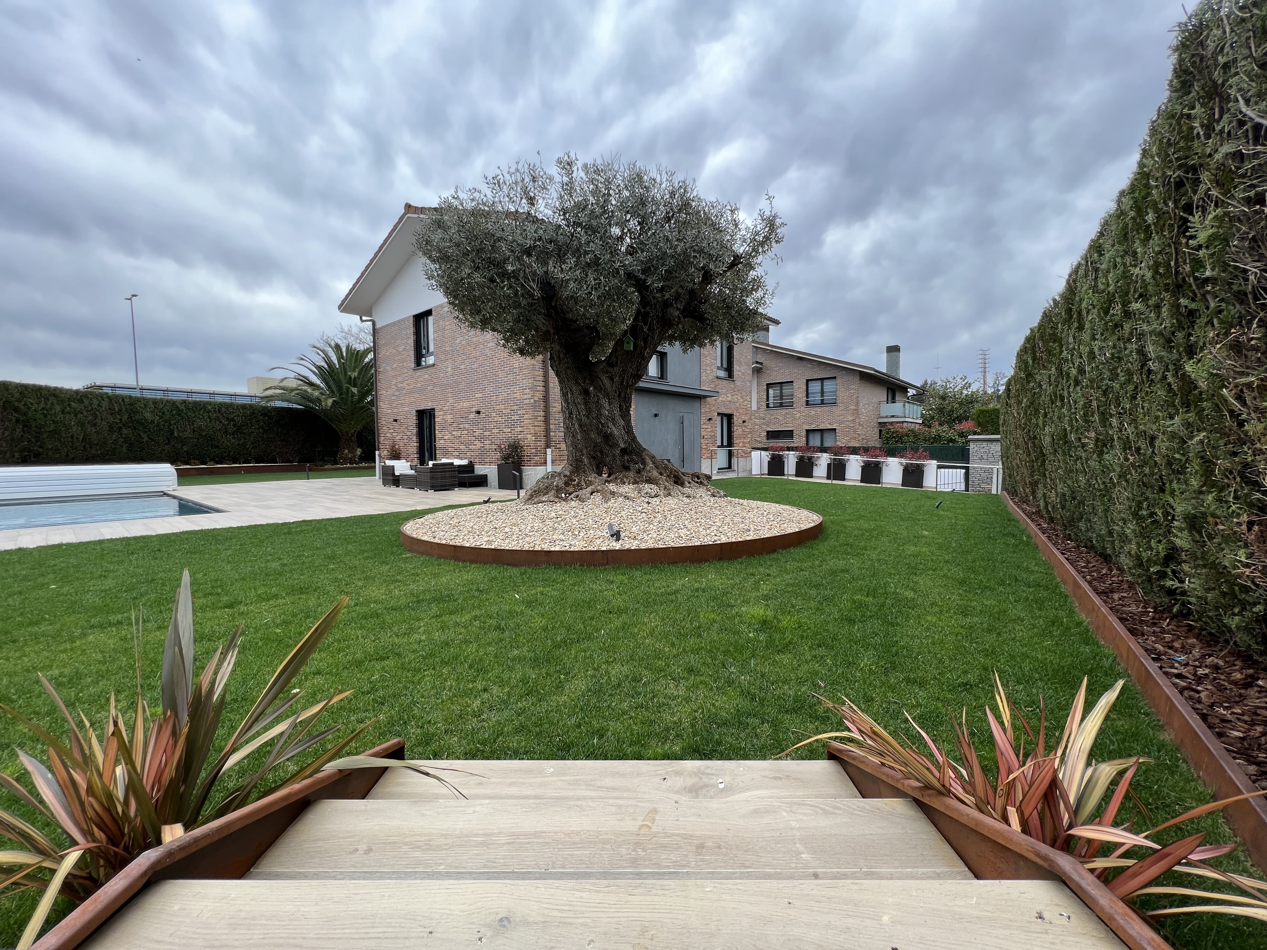 Interiorismo y exteriores de villa en Miramón, Donostia