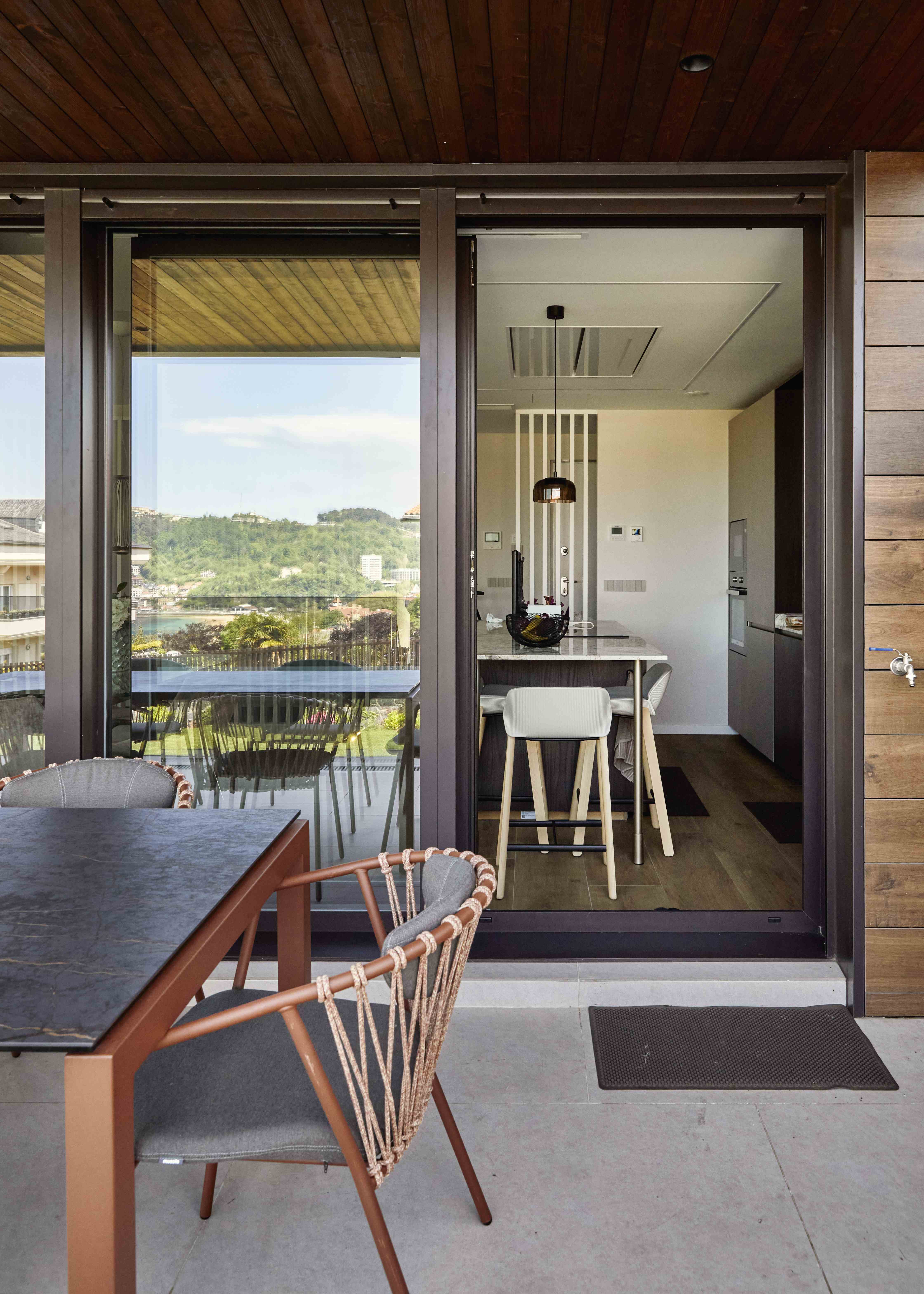Reforma integral y decoración de vivienda con jardín en Donostia